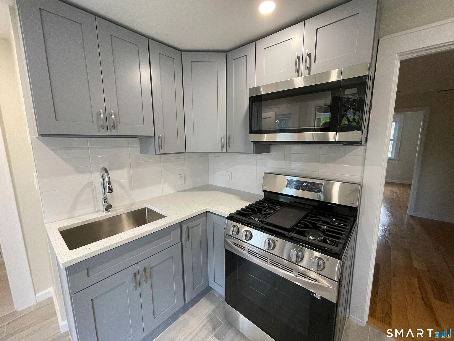 3 bed, 1.0 bath, 2027 sqft, $2,850 — Photo 2