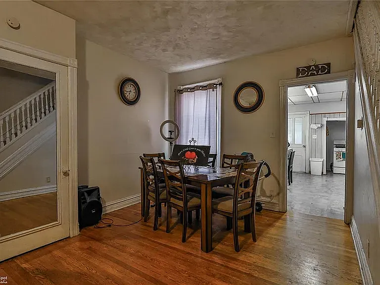 927 W Green St — Photo 5
