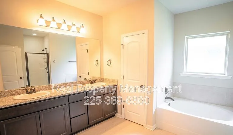 1870 Oakwood Dr — Photo 6