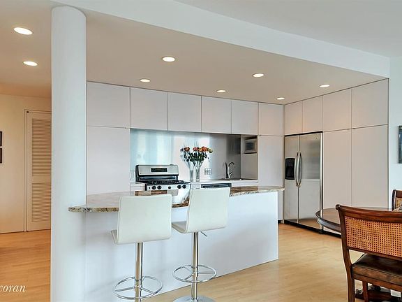3rd image of 146 W 57th St APT 43D