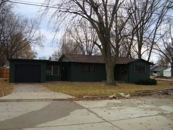 303 W Willman St, Hiawatha, IA 52233