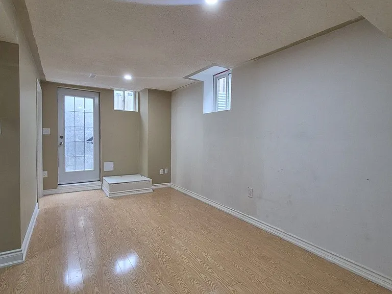 1292 Godwick Dr #LOWER — Photo 9