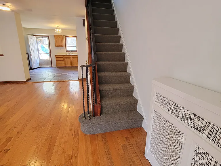 947 Tree St — Photo 7