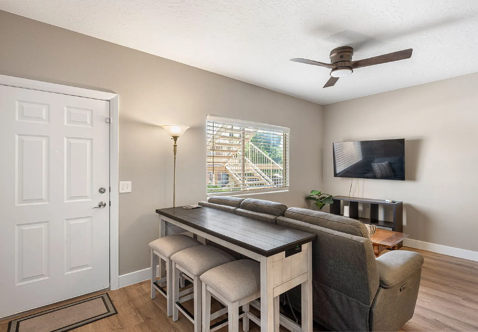 2 bed, 1.0 bath, 1139 sqft, $1,995 — Photo 1