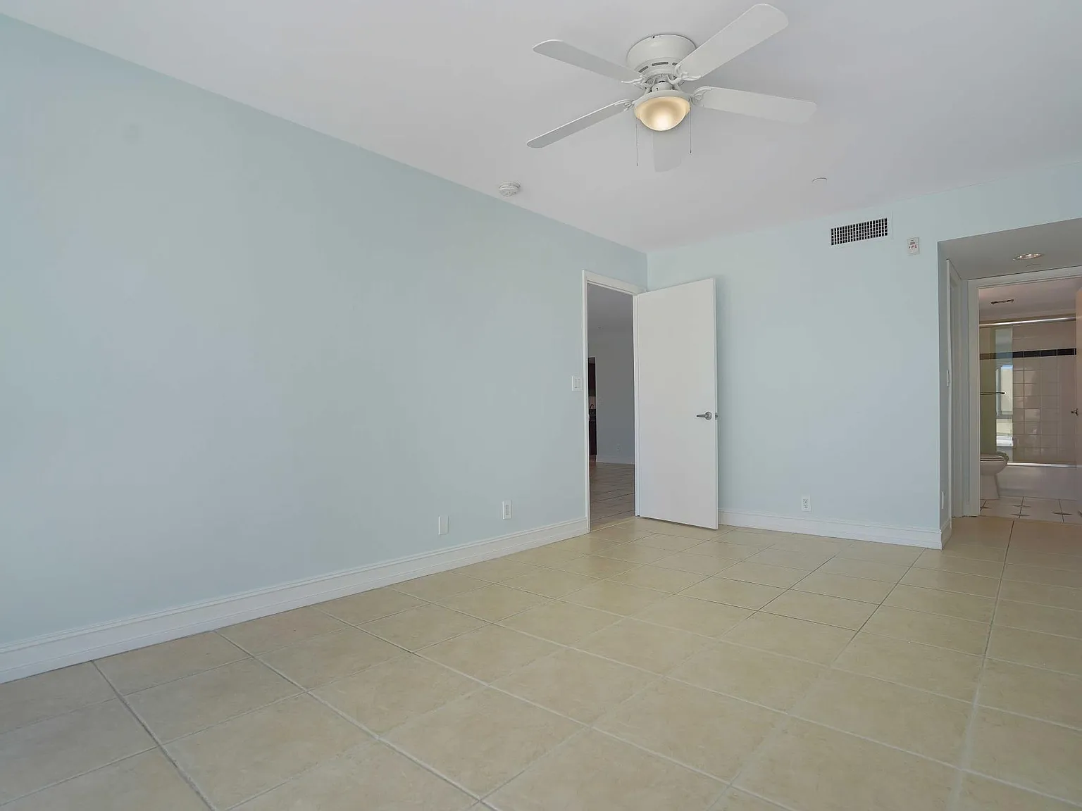 1 bed, 1.5 bath, 926 sqft, $2,400 — Photo 2