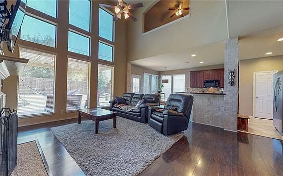 2nd image of 401 Verano Dr