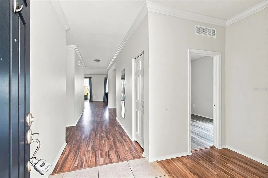 3 bed, 2.0 bath, 2024 sqft, $2,550 — Photo 2