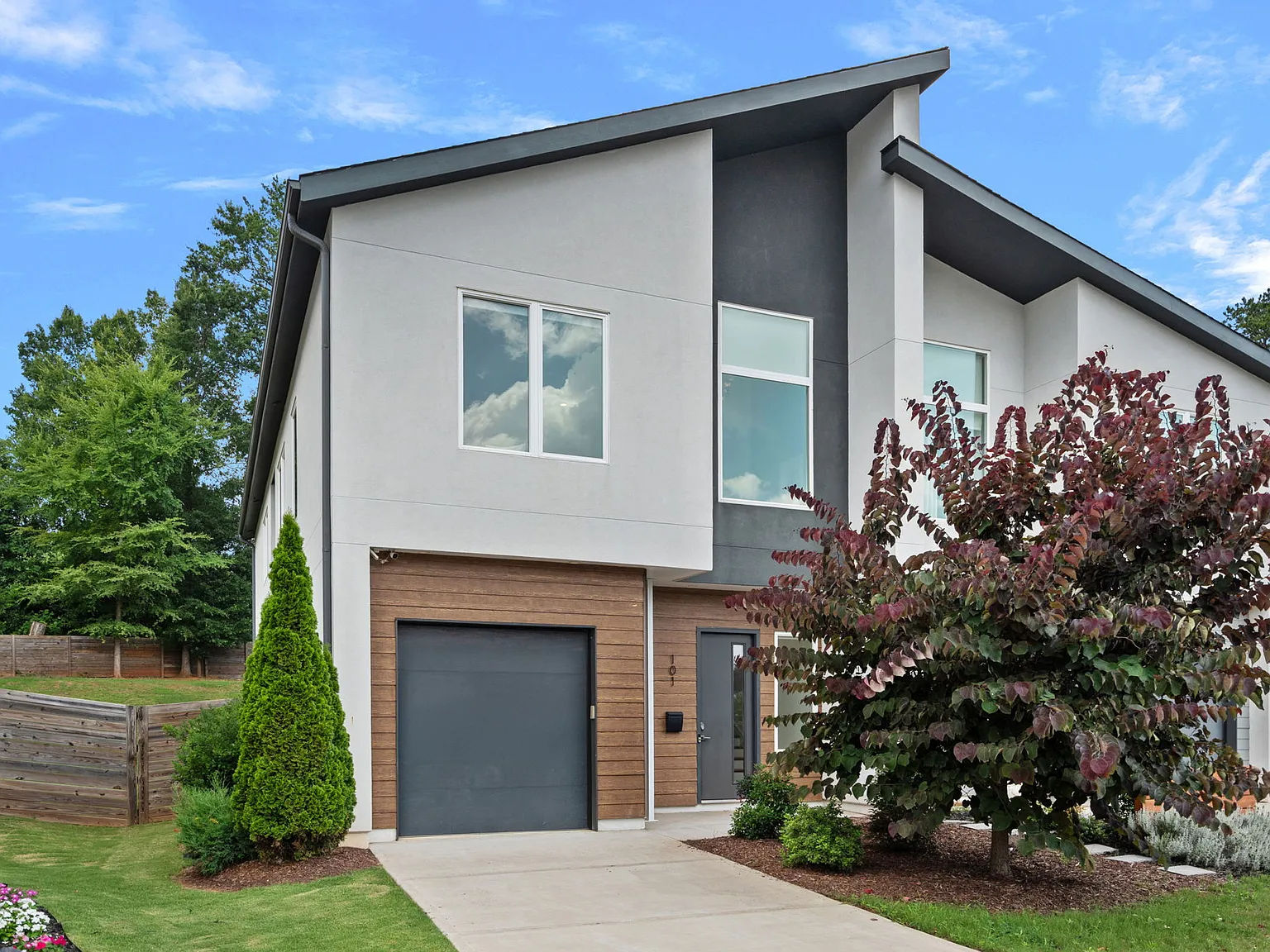 3 bed, 2.5 bath, 2464 sqft, $3,250 — Photo 1