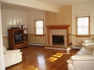 35 Roslyn St, Islip Terrace, NY 11752