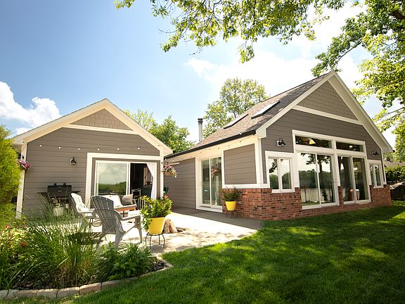 4th image of 240 Bayview Dr