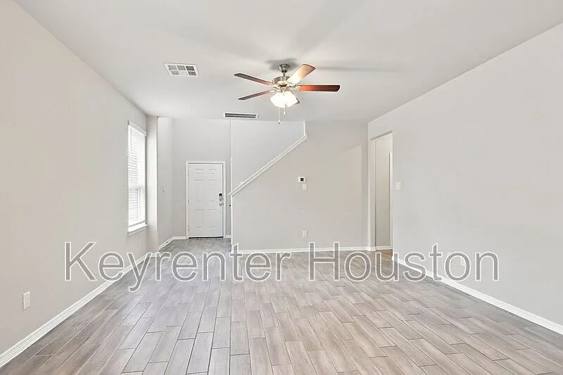 4 bed, 2.5 bath, 2074 sqft, $1,995 — Photo 3