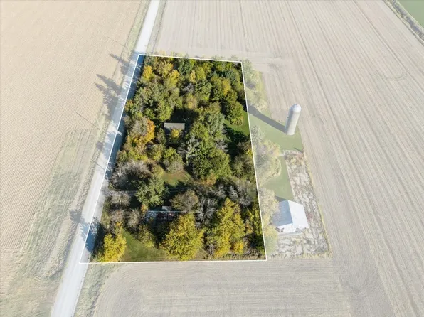 6820 28th Ave, Newhall, IA 52315