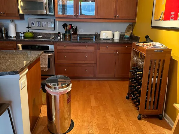 807 Davis St, Evanston, IL