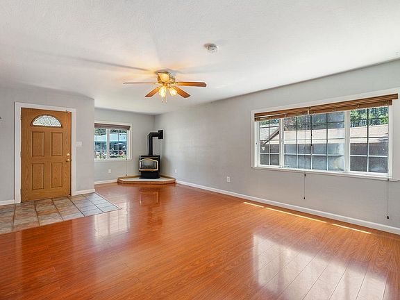 4th image of 10136 Sierra Ave