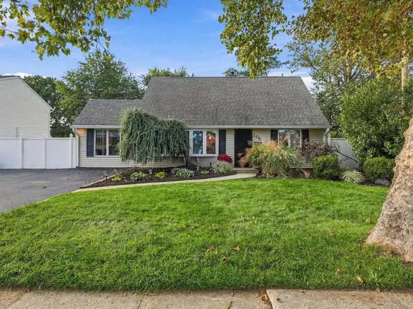 105 Queen Lily Rd, Levittown, PA 19057