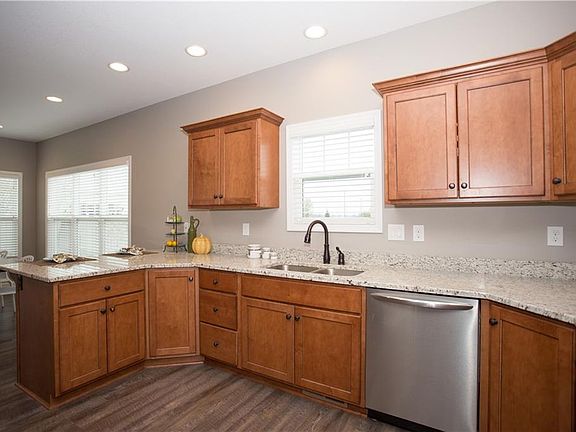4th image of 120 SE Golden Harvest Dr