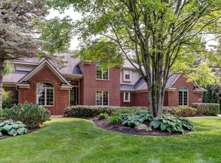 5467 Hidden Pines Dr, Brighton, MI