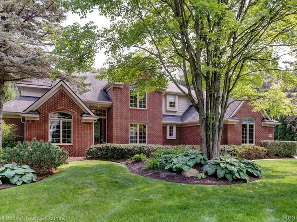 5467 Hidden Pines Dr, Brighton, MI 48116