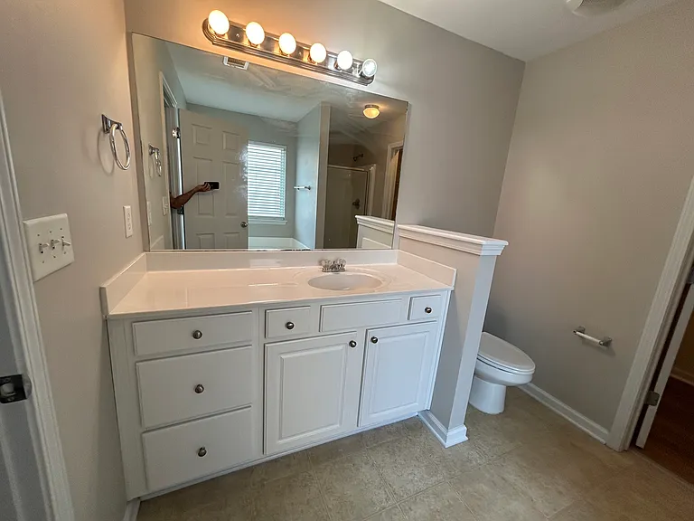 495 Walnut Woods Dr — Photo 2