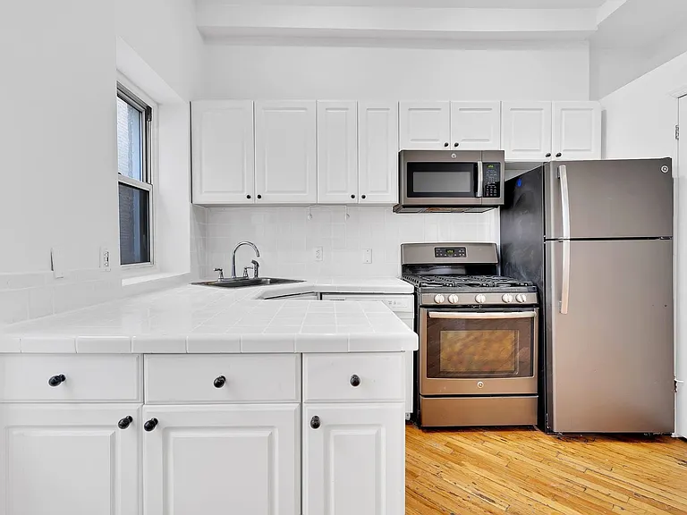 316 Hudson St #4B — Photo 8