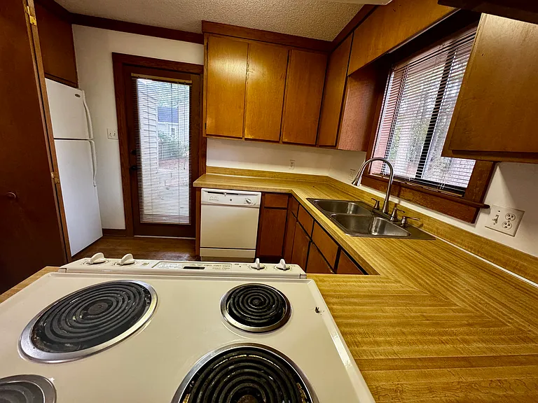 1441 Brookmeade Ct — Photo 10