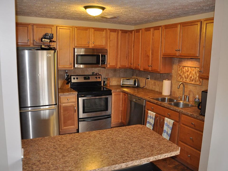 Updated kitchen w/stainless appliances