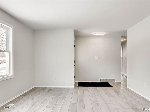 4th image of 518 Michigan Ave