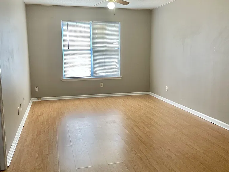 202 Eagle Ct — Photo 3