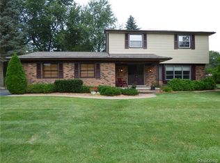 834 Lynndale Dr, Rochester Hills, MI 48309