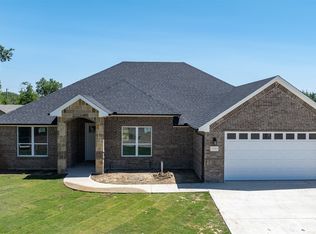 719 Cobblestone Cir, Mabank, TX 75147