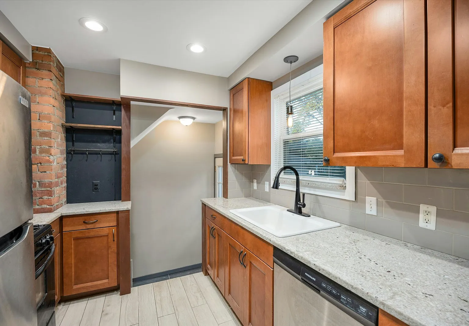229 De Villen Avenue — Photo 3