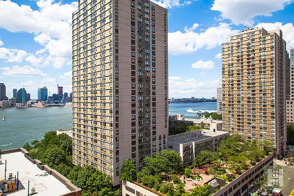 Rented by Halstead Real Estate | media 15