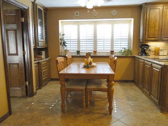 3rd image of 2712 Meadowbrook Ct