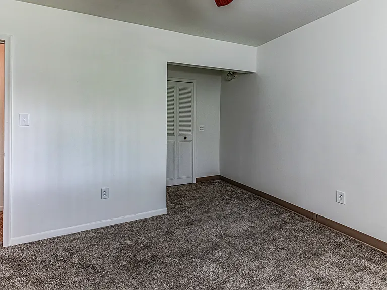 Somerset Manor East Apartments — Photo 15