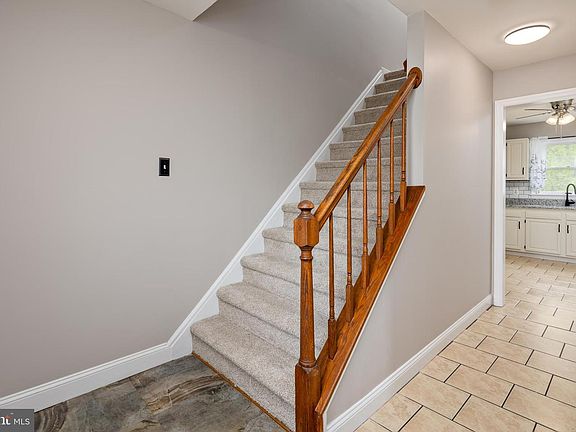 5th image of 335 Yorkshire Dr