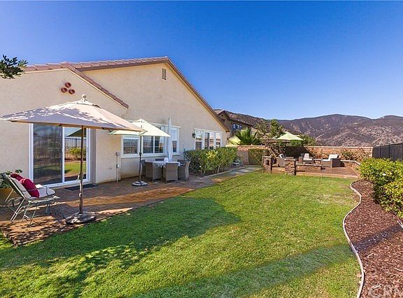 Large rear grassy yard.