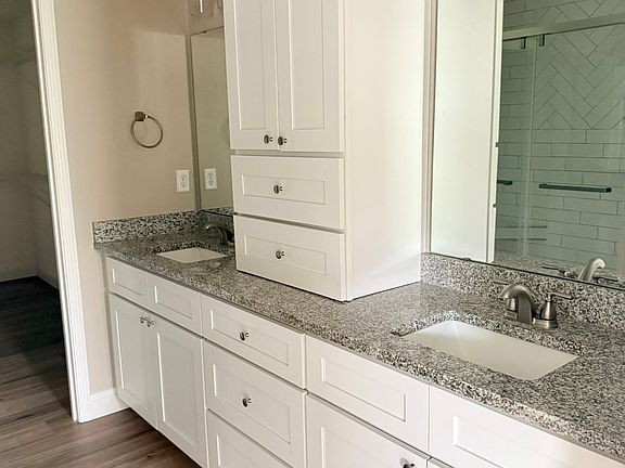 3rd image of 295 Oak Grove Cir