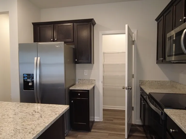 806 McKenzie Park Ter — Photo 9