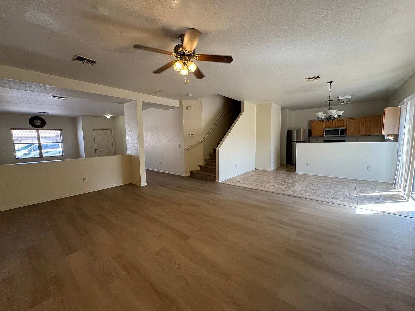 Large 4 Bedroom In East Mesa — Photo 4