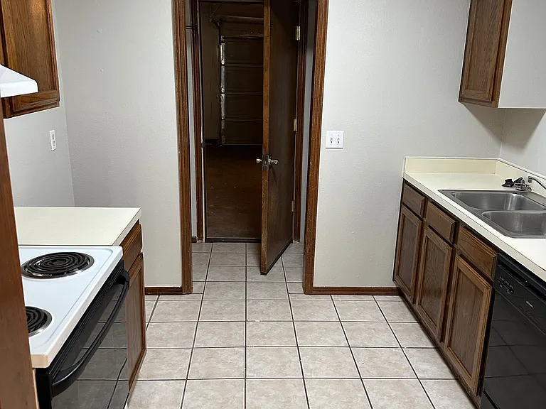 1307 Clearwater Dr — Photo 4