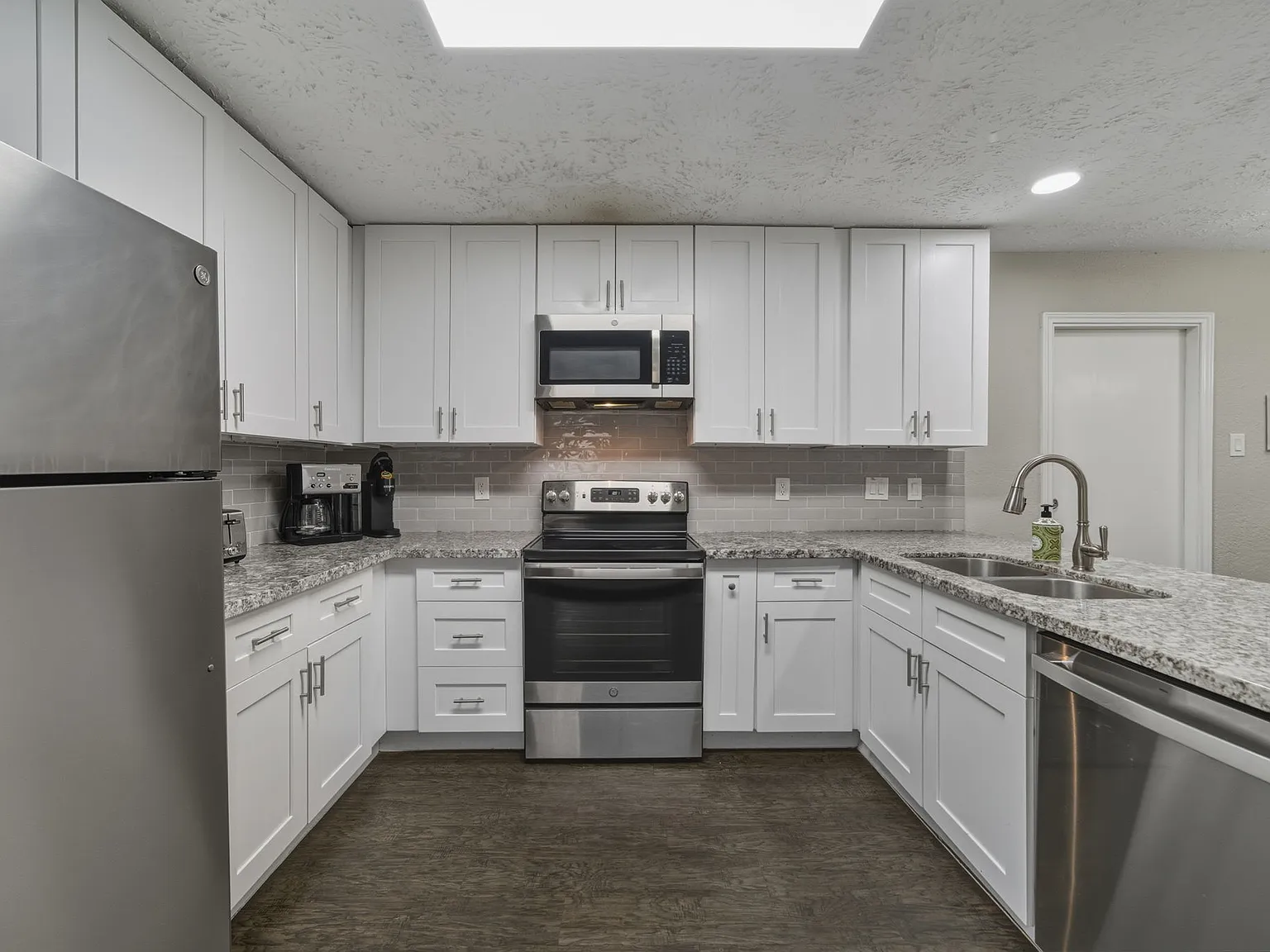 4 bed, 2.5 bath, 1942 sqft, $5,490 — Photo 2