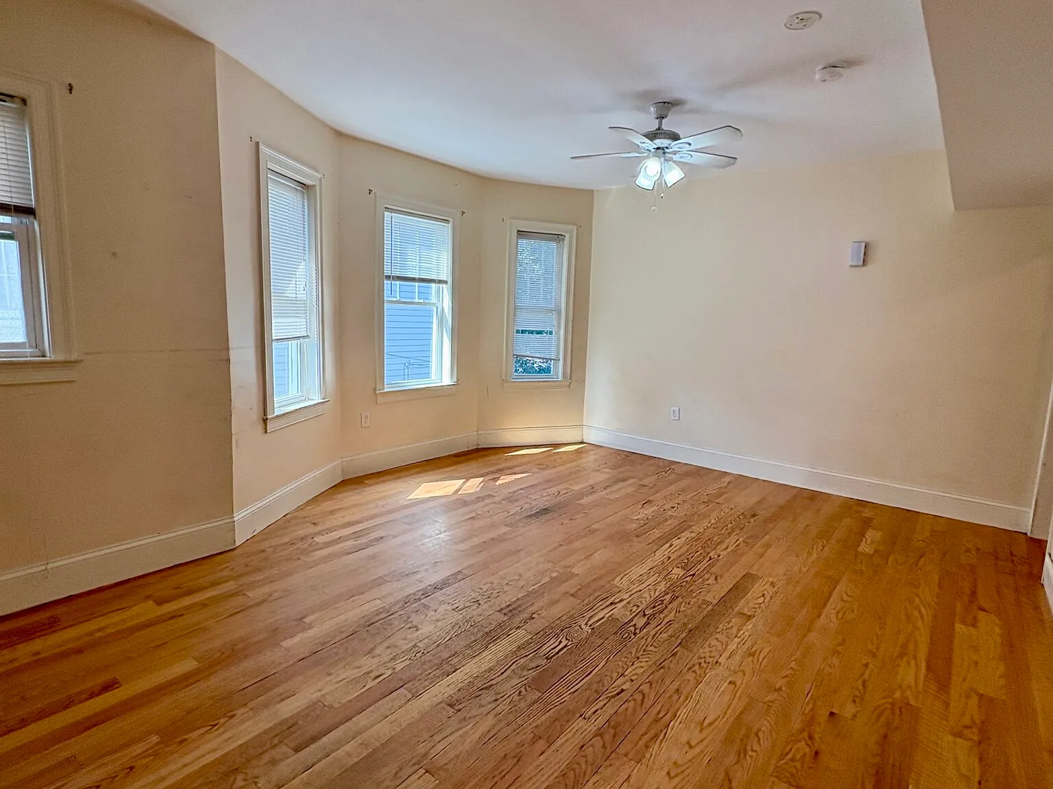 5 bed, 2.0 bath, $4,000 — Photo 1