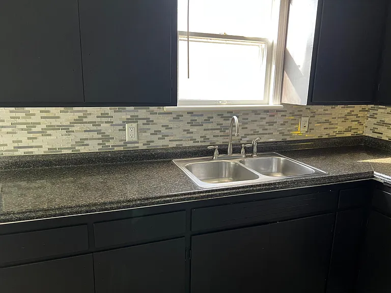 170 Hilton Ave — Photo 5