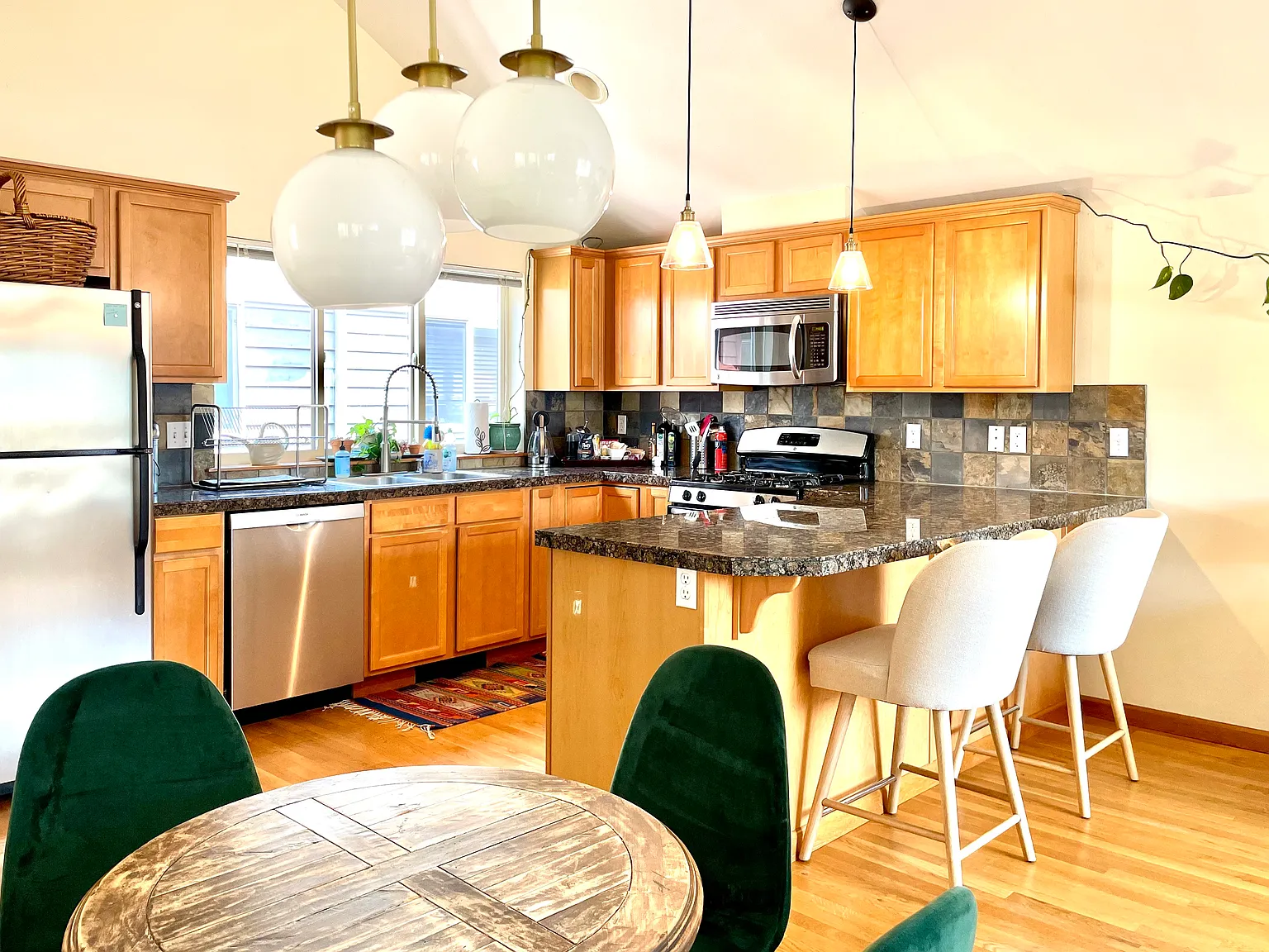 2 bed, 1300 sqft, $2,995 — Photo 3