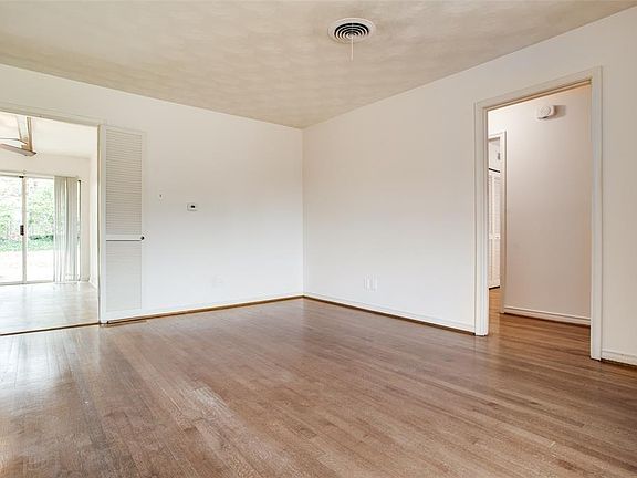 4th image of 8819 Clearwater Dr