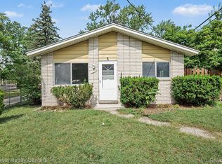 1069 Urbancrest Dr, Troy, MI 48083