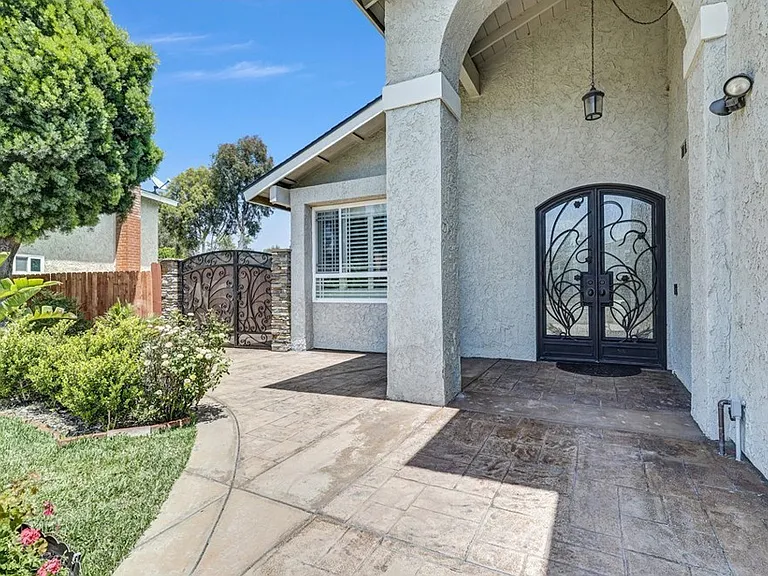 171 S Bayberry Ct — Photo 2