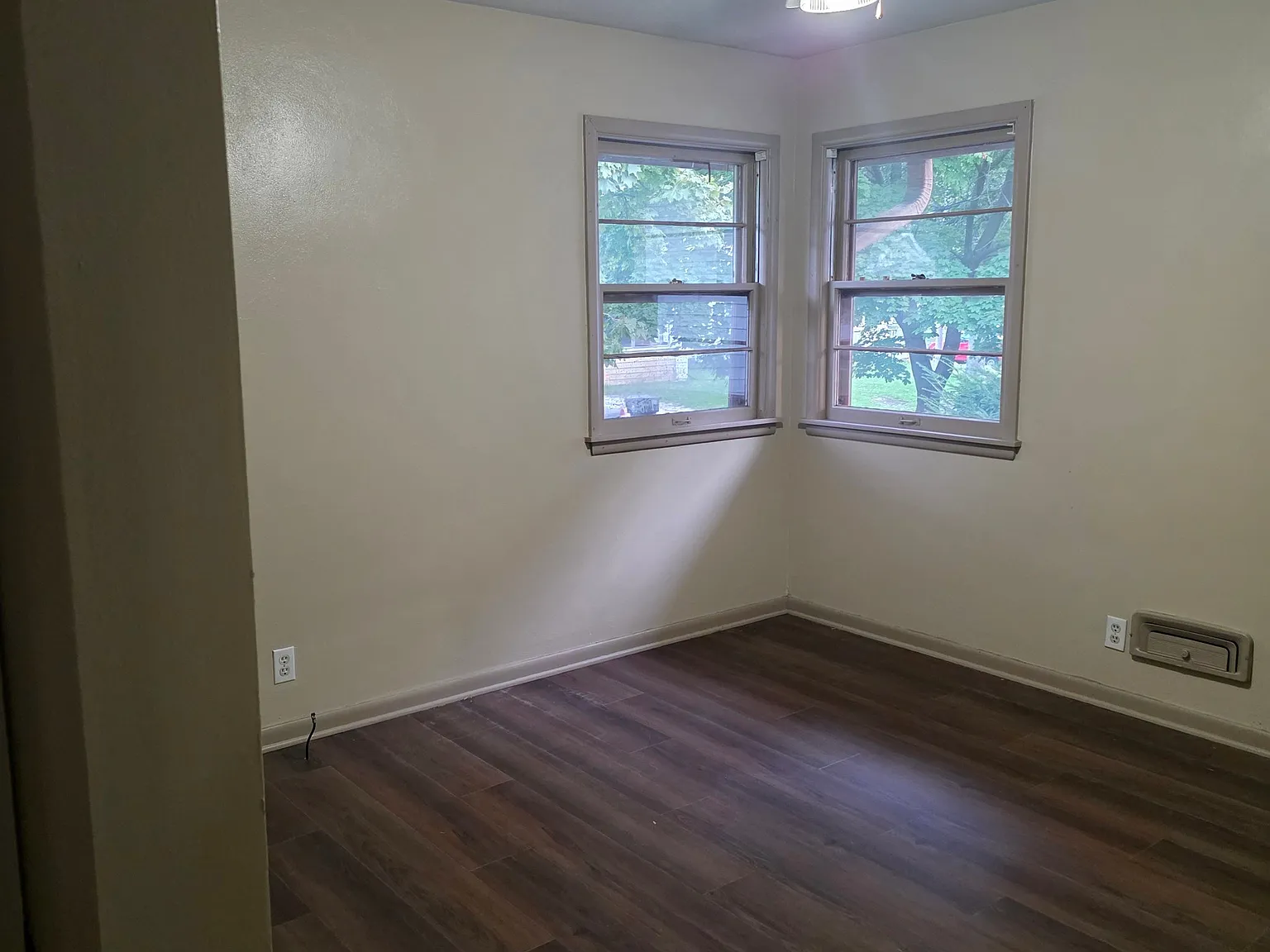 Enjoy low-maintenance living in this clean, private 1-bedroom front unit in Peoria's West Bluff. — Photo 2