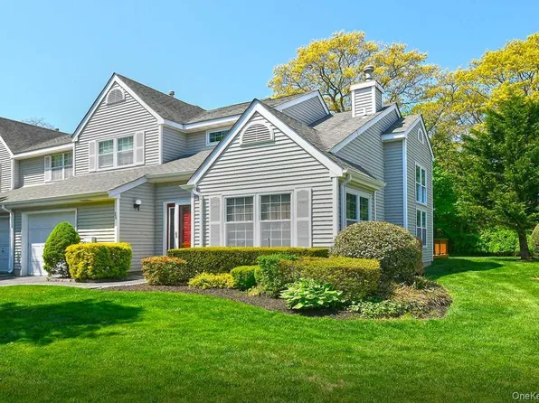 26 Mystic Circle #26, Bay Shore, NY 11706