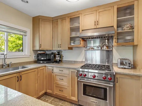 4 E 46th Ave, Vancouver, BC V5W 1Z1